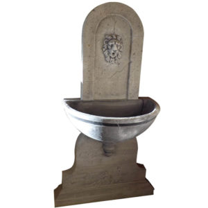 Grande fontaine murale en béton